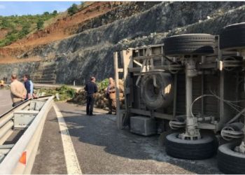 Përmbyset kamioni te Rruga e Kombit, vdes shoferi –