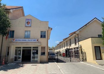 Me emigrantë të paligjshëm në automjet, pranga 32-vjeçarit –
