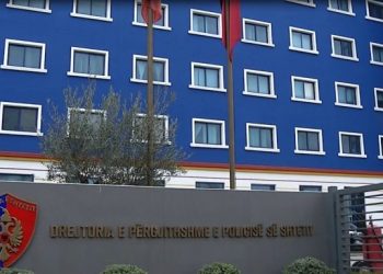 Korrupsion me pronat/ Pranga, ish-punonjësit të Kadastrës