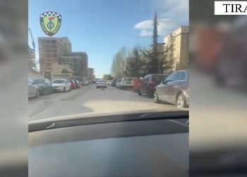 Bënte manovra me makinë, arrestohet 25-vjeçari në Tiranë –