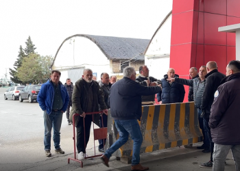 Punonjësit e portit të Shëngjinit përsëri në protestë për pagat –