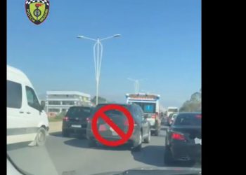 VIDEO/ Ndiqte ambulancën që ishte në shërbim, e pëson shoferi –