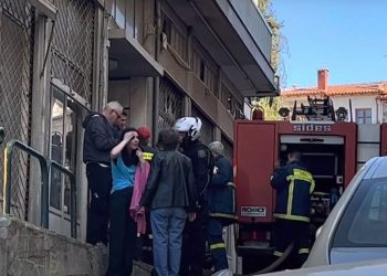 Zjarr në pallat, 25-vjeçarja hidhet nga ballkoni për të shpëtuar –