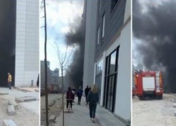 Zjarr në garazhin e një pallati në Tiranë, digjet një makinë –