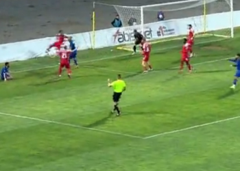 E turpshme/ Erzeni fiton penallti skandaloze (VIDEO) –