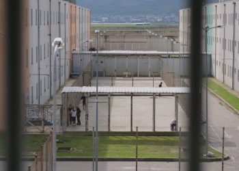 Gëlltit brisqe rroje në burg, dërgohet me urgjencë në spital –