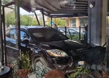 Dy makina pëplasen në kryqëzim, njëra përfundon në lokal –