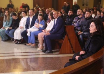 Feja bashkon politikën gjatë Pashkës katolike –