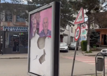 Thyhen posterat e Safet Gjicit në Kukës –
