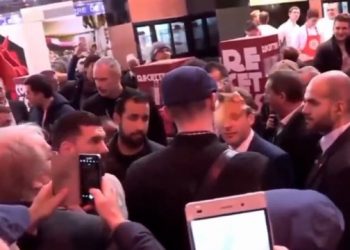 Goditet me vezë Macron – VIDEO –