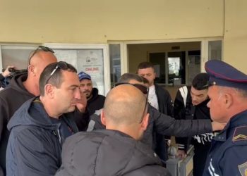 Familjarët e dy të zhdukurve protestë te komisariati i Sarandës –