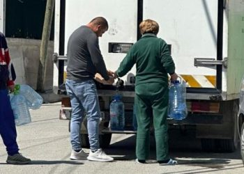 “Qytetarët mbushin bidonat, sepse ujë 24 orë në Tiranë nuk ka” –