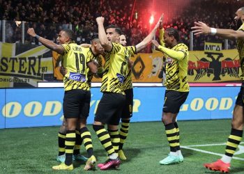 Turp! Arbitrat shfaqen të dehur në prag të supersfidës për titull –