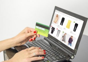 Të rinjtë shqiptarë po ikin, bien edhe blerjet online –