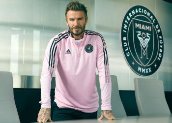 FOTO/ Inter prezanton uniformën e re… në mes të peshkaqenëve –