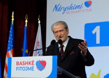 Rama u mori qytetarëve një rrogë me bordet –
