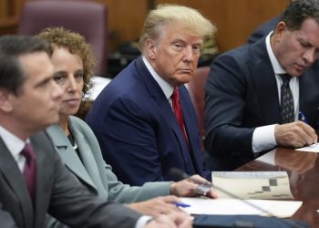 Del foto e Trump në sallën e gjyqit, përkrah i qëndrojnë… –