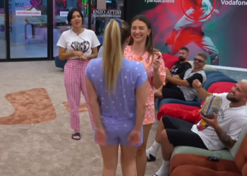 Nuk është Luizi, Kiara puthet në buzë me… (VIDEO) –