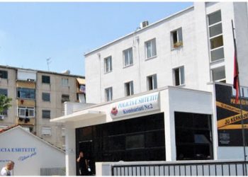 Kush është i riu që u vetëdorëzua në policinë e Tiranës? –