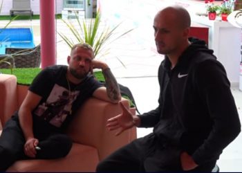 Kiara: Të shkelni me këmbë. Kristi: Je e korruptuar –