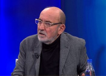 Rama fryn figurën me posterat, kthim mbrapa –