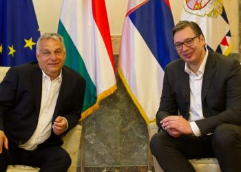 Presidentët e Serbisë dhe Hungarisë vëzhgojnë nga afër stërvitjet ushtarake –