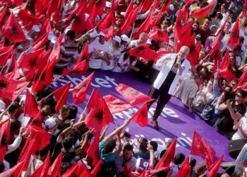 “Hajde ose pushohesh nga puna”/ PS aplikon “metodën Enveriste” me mësuesit –