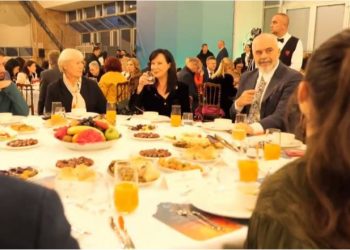 Rama merr pjesë në iftarin e shtruar për Ramazan –