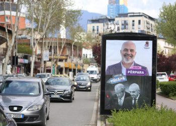 FOTO/ Rama vazhdon propagandën, postera gjigand në Tiranë –