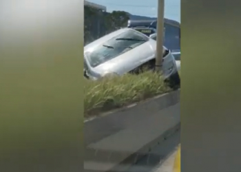 Aksident në autostradën Tiranë-Durrës, makina përplaset me bordurën –