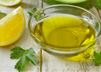 Trajtimi me lëng limoni dhe vaj ulliri për rininë e fytyrës –