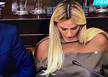 Në Kuvend me veshje transparente, ministrja bëhet “hit” –