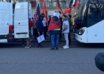 VIDEO/ Gjyqi ndaj UÇK sot, qytetarët në protestë –