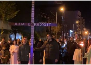 Udha e Kryqit, besimtarët katolikë në Shkodër përkujtojnë… –