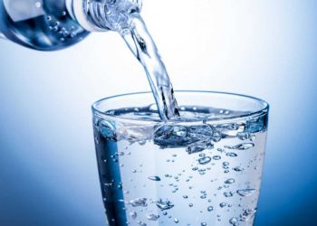 A mund të shtoni në peshë nga uji me gaz? Ja e vërteta –