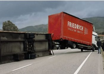 Kamioni përplaset me Fiat-in në Divjakë, dy të plagosur –