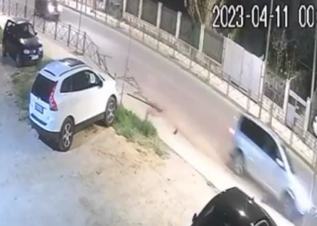 Makina përplaset me kangjellat e rrugës (VIDEO) –