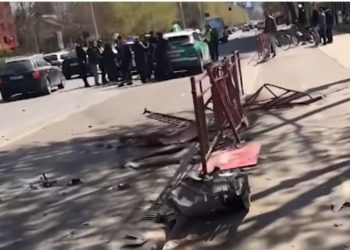 VIDEO/ Taksia merr përpara hekurat anash rrugës në Laprakë –