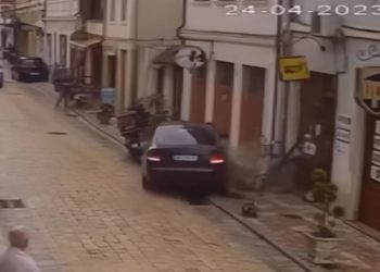 Makina ‘merr përpara’ dyqanin në Shkodër (VIDEO) –