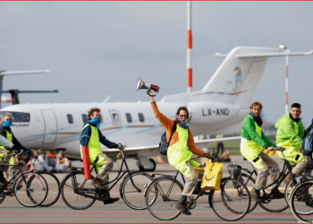 Amsterdami ndalon avionët privatë dhe fluturimet e natës –