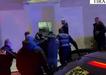 VIDEO/ Lëvizte me armë zjarri në makinë, prangoset i riu në Tiranë –