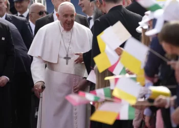 Papa viziton Hungarinë me shpresën “për të risjellë paqen” –