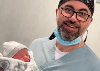 Pacientja me tumor në mitër sjell në jetë fëmijën e shëndetshëm –