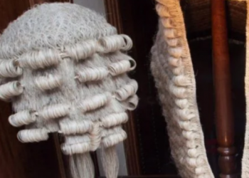 Pse gjyqtarët dhe avokatët mbanin paruke? –