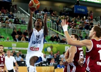 Basketbollisti pëson goditje në tru gjatë stërvitjes –