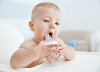 Ja pse nuk duhet t’u jepni asnjëherë ujë bebeve tuaja –