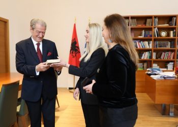 ‘Dhuro një libër, ndriço një mendje’, Berisha i bashkohet nismës –