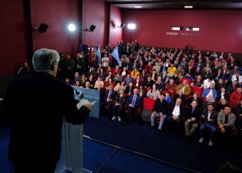Familjarët e tu, peshkaqenë që gëlltisin tendera –
