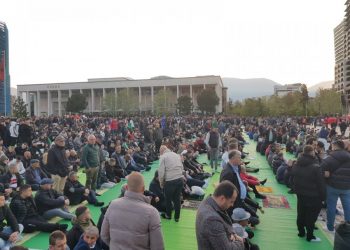 Mijëra besimtarë myslimanë falën Namazin në sheshin ‘Skënderbej’ –