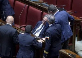 VIDEO/ Deputetit i bie të fikët në parlament –